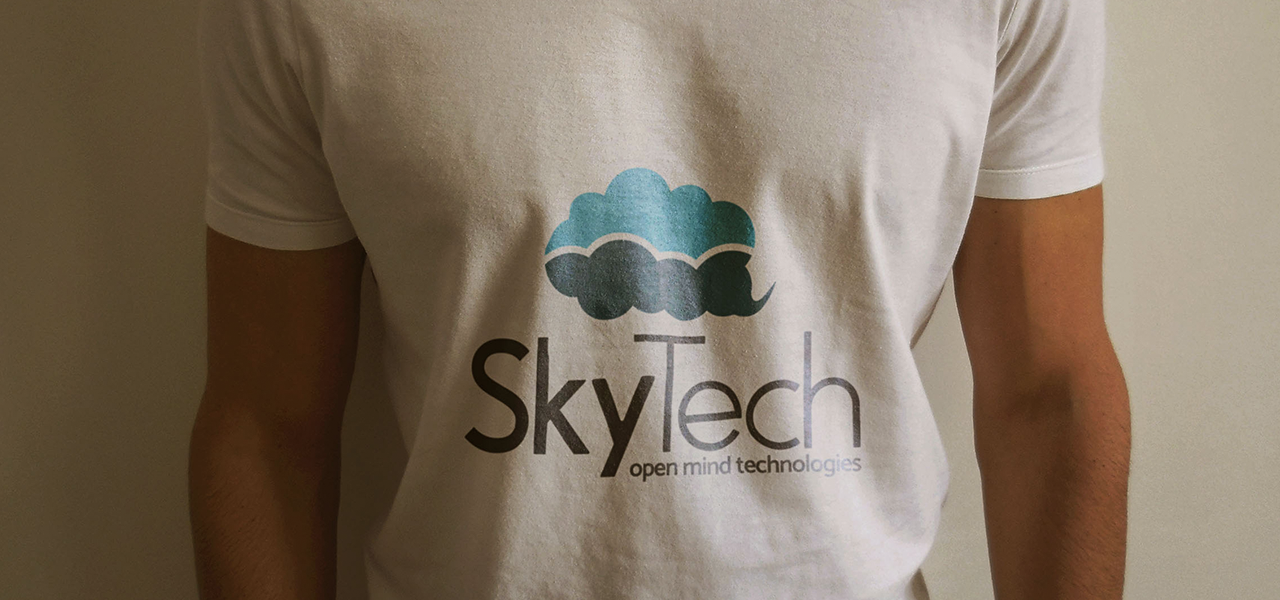 Nadruk logo na koszulce SkyTech